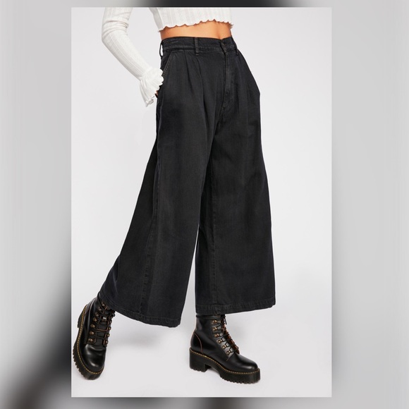 levi's wide leg pleated jeans